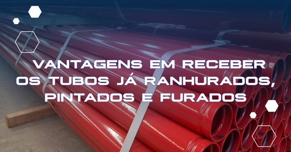 Conjunto de tubos já ranhurados, pintados e furados empilhados